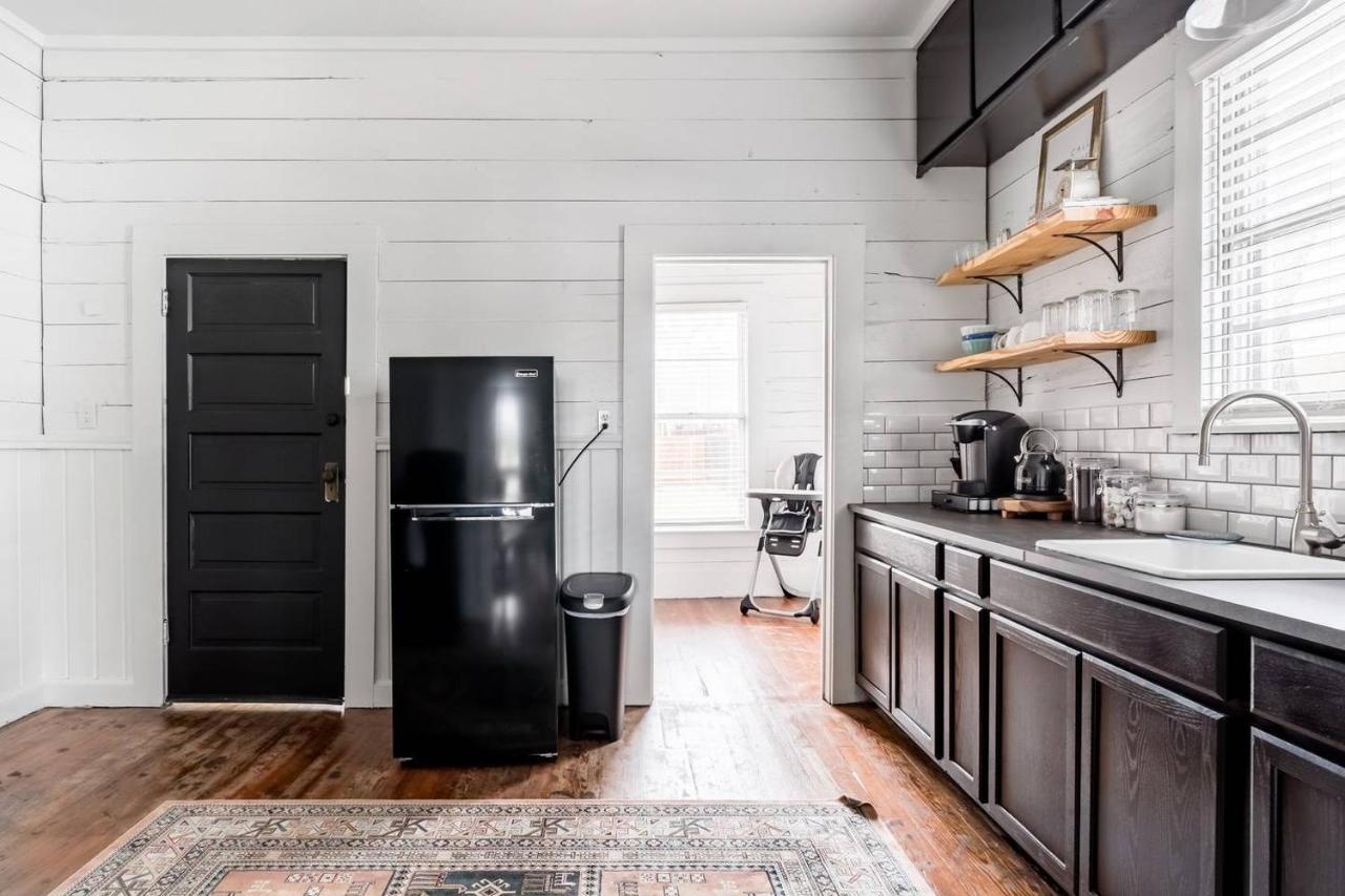 Restored 1930S Uptown Bungalow 2 Min. To Magnolia ウェーコ エクステリア 写真