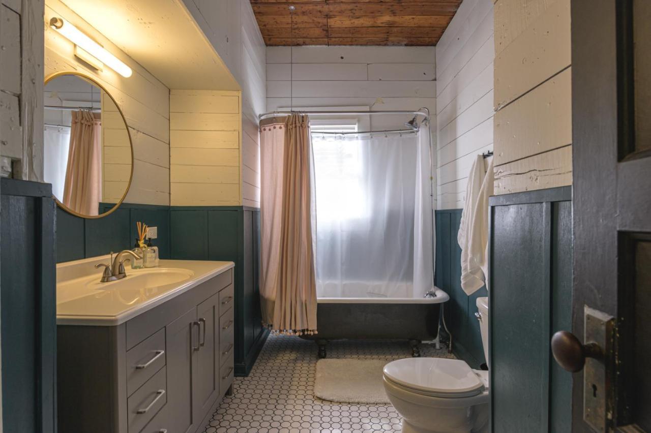 Restored 1930S Uptown Bungalow 2 Min. To Magnolia ウェーコ エクステリア 写真