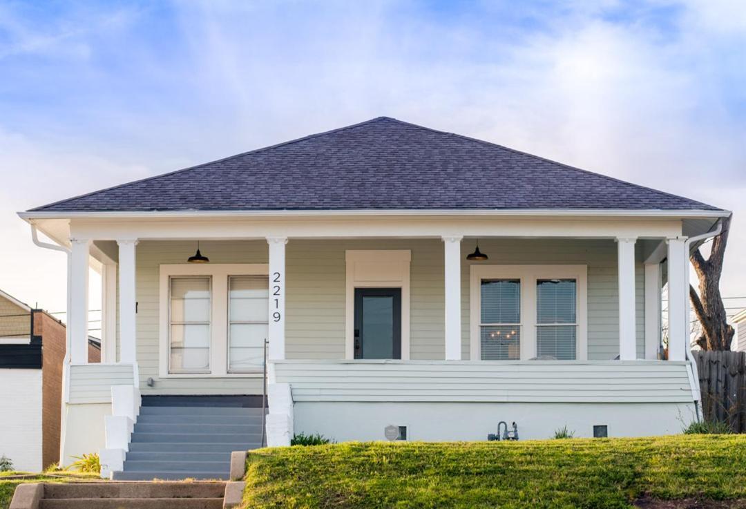Restored 1930S Uptown Bungalow 2 Min. To Magnolia ウェーコ エクステリア 写真
